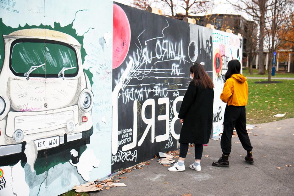 Skidmore students reimage the Berlin Wall